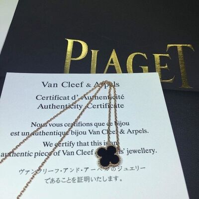 Van  Arpels Luxury Gold Jewelry Sweet Alhambra Pendant Yellow Gold Mother Of Pearl