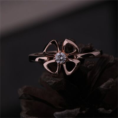 Roma Gold Brand Jewelry Fiorever 18 Karat Rose Gold Ring set with a central diamond REF 355305