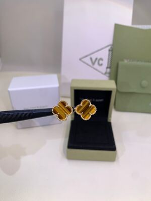 Vintage Alhambra Medium Clip Earrings 18K Yellow Gold White Mother Of Pearl VS Diamond